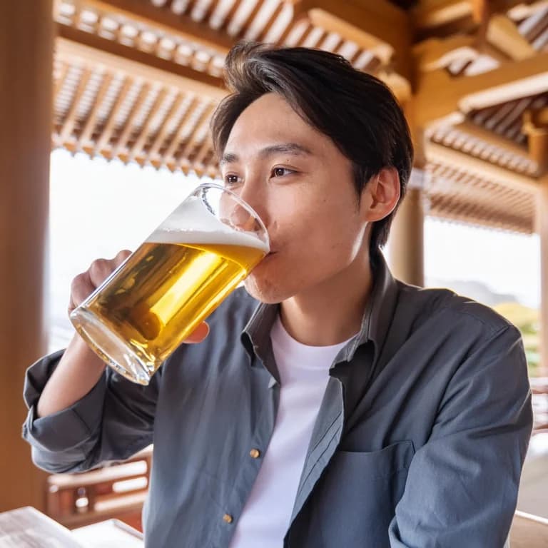 お酒を飲む男性