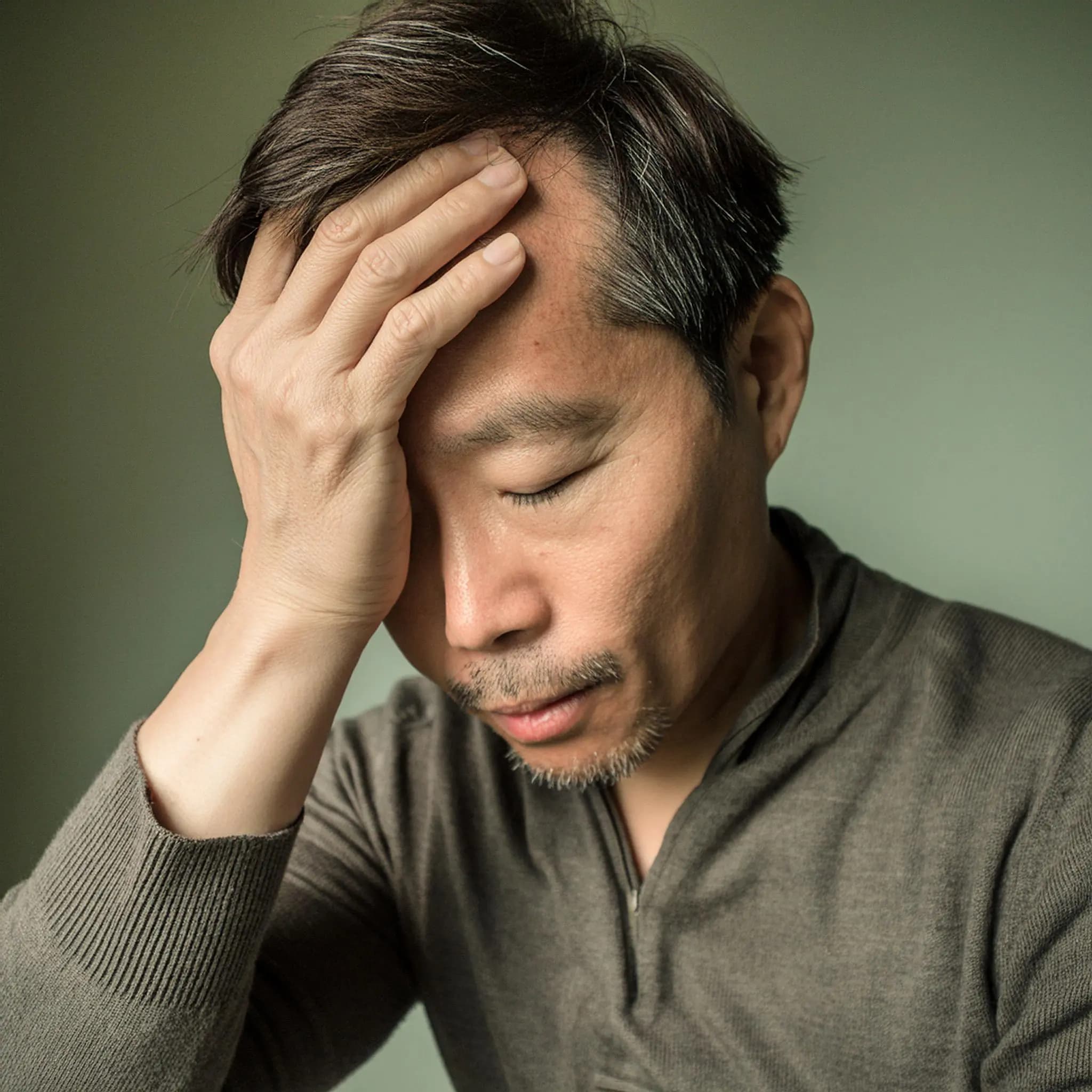 悩んでいる男性