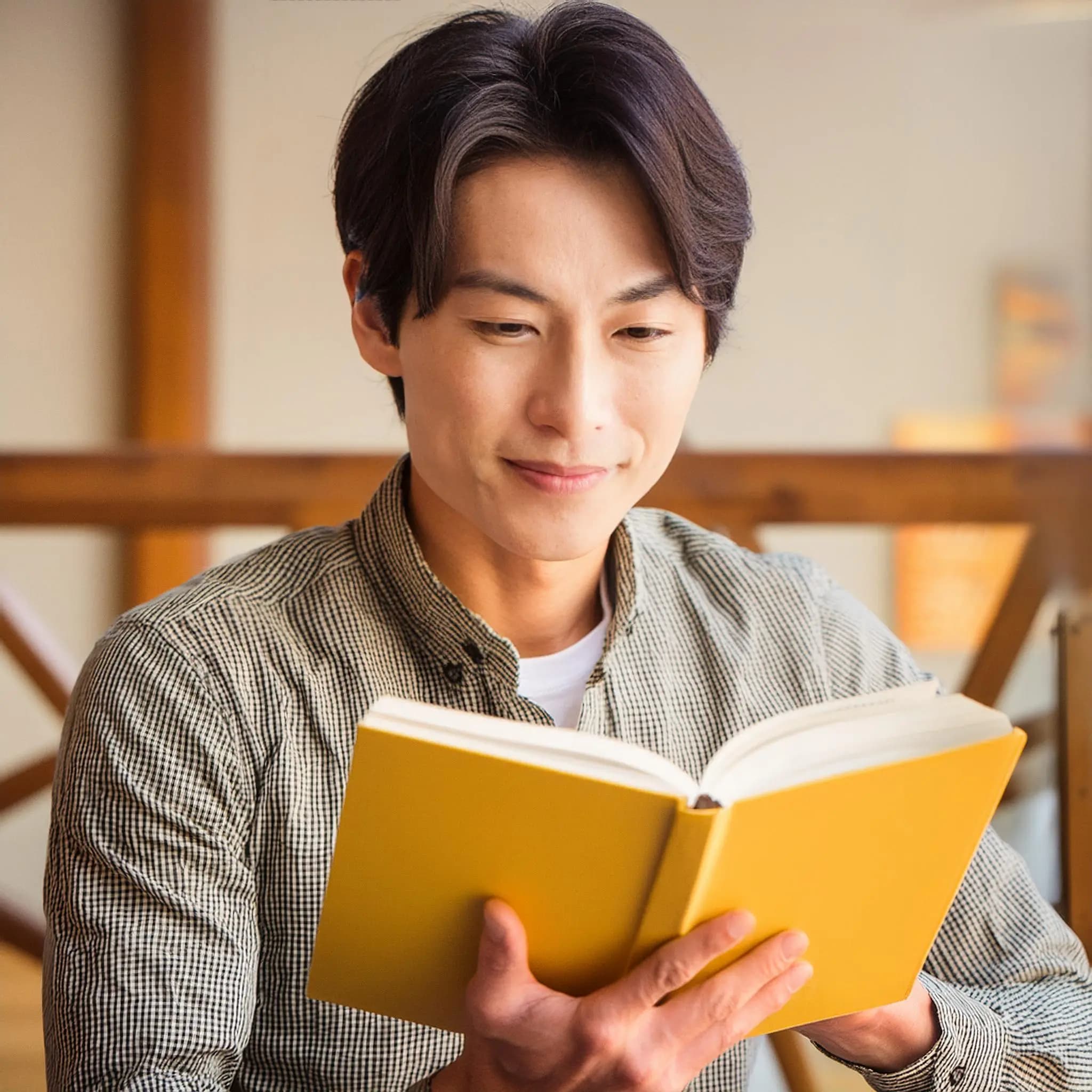 本を読んでいる男性