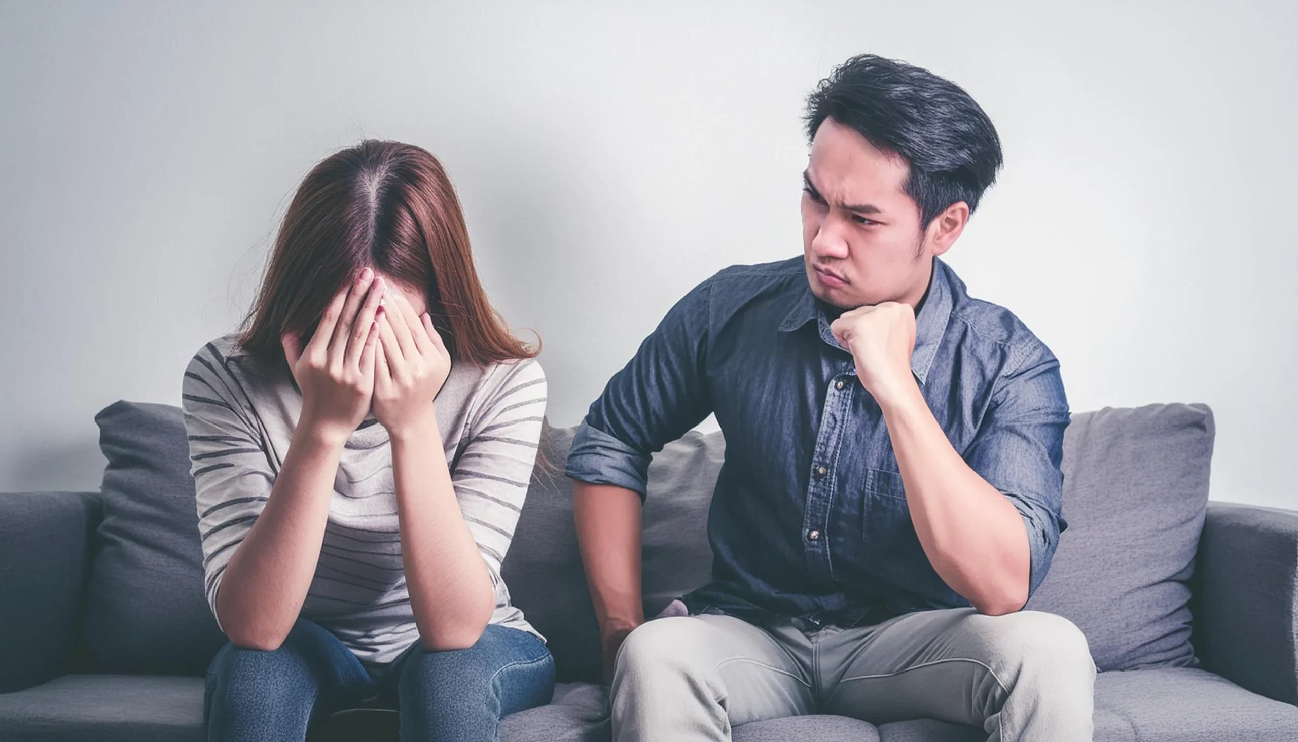 泣いている女性と怒る男性