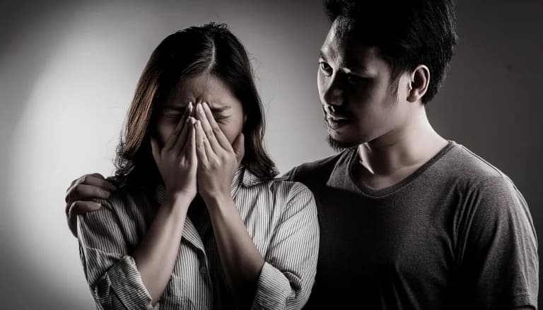 泣いている女性と怒る男性