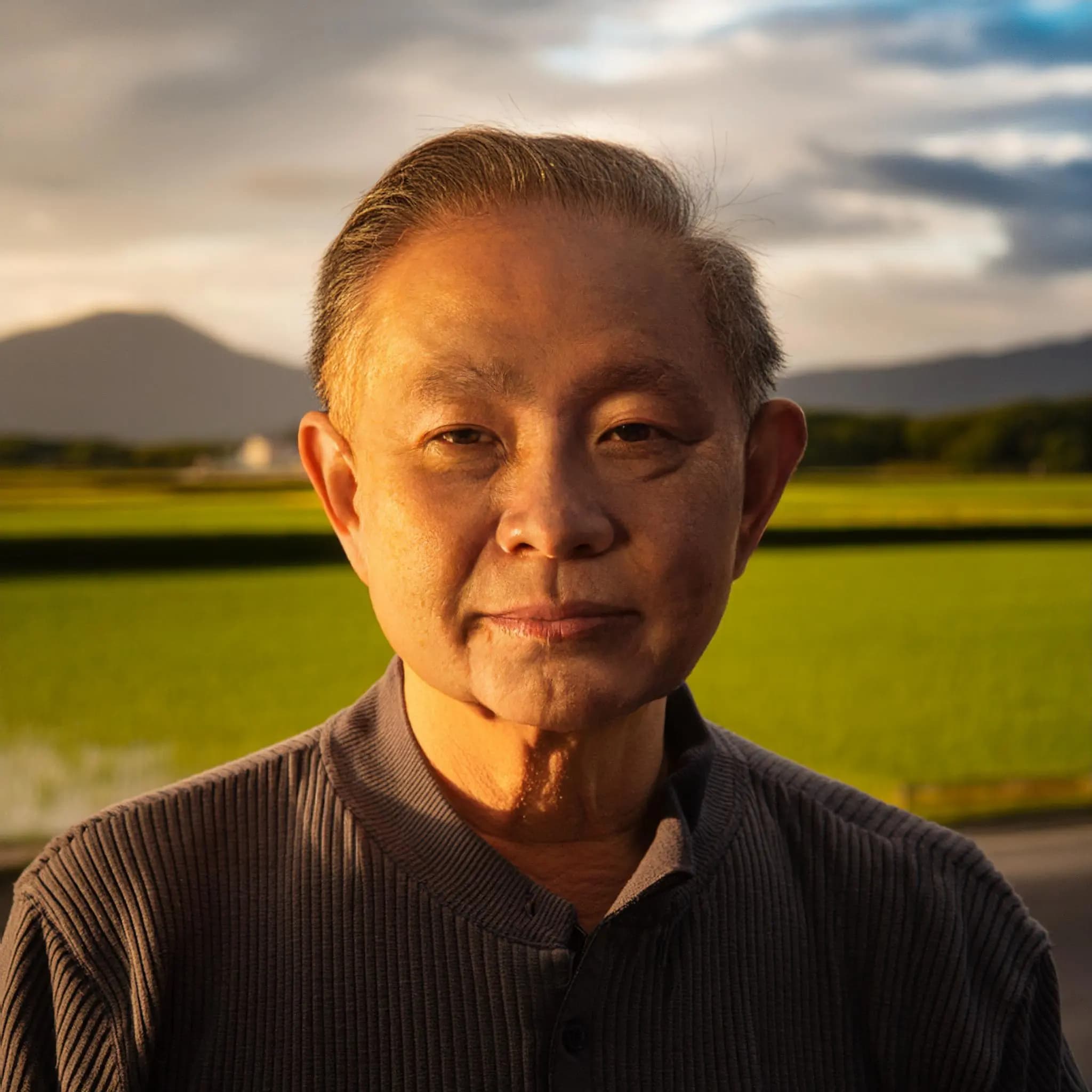 田んぼにいる高齢男性