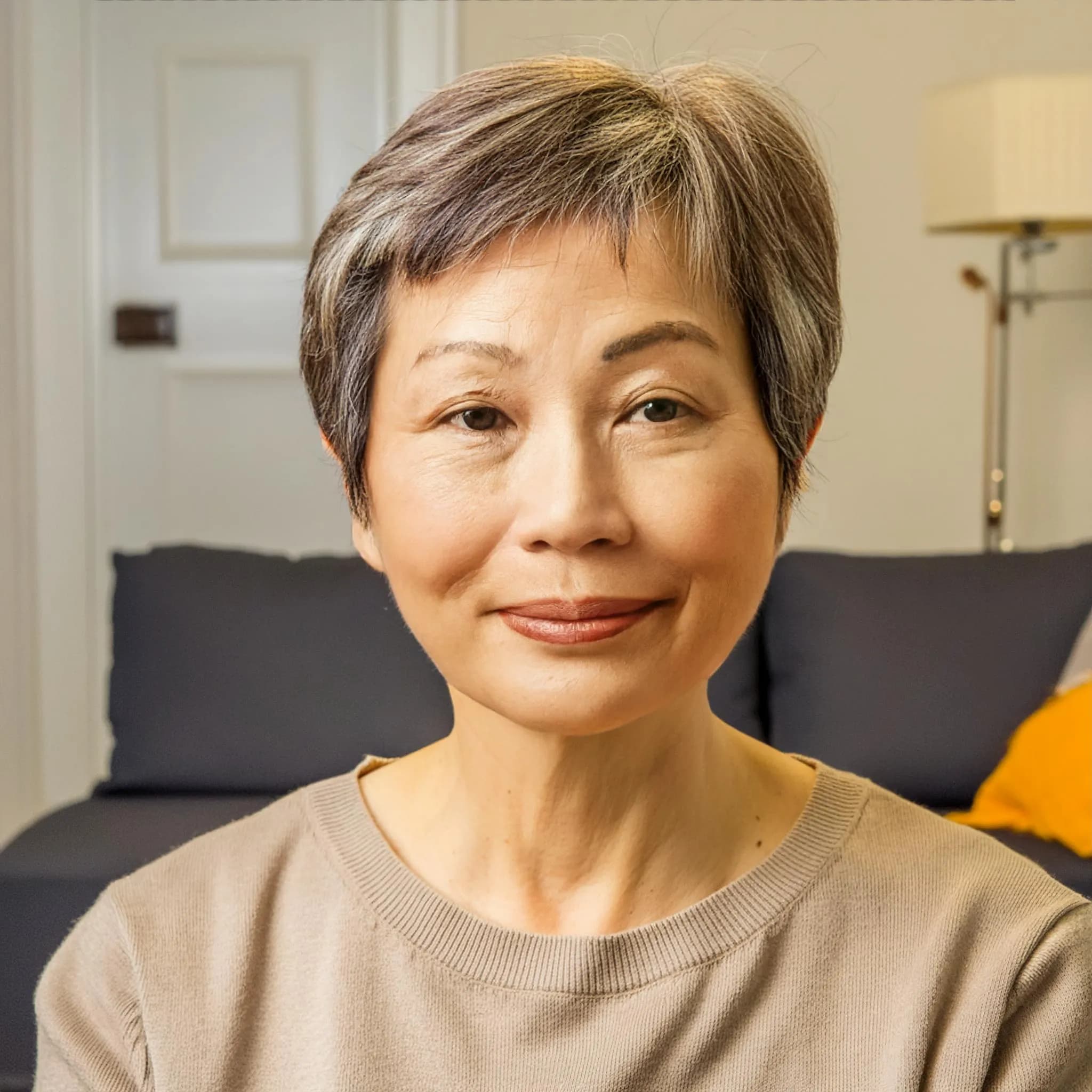 ショートヘアの50代の女性