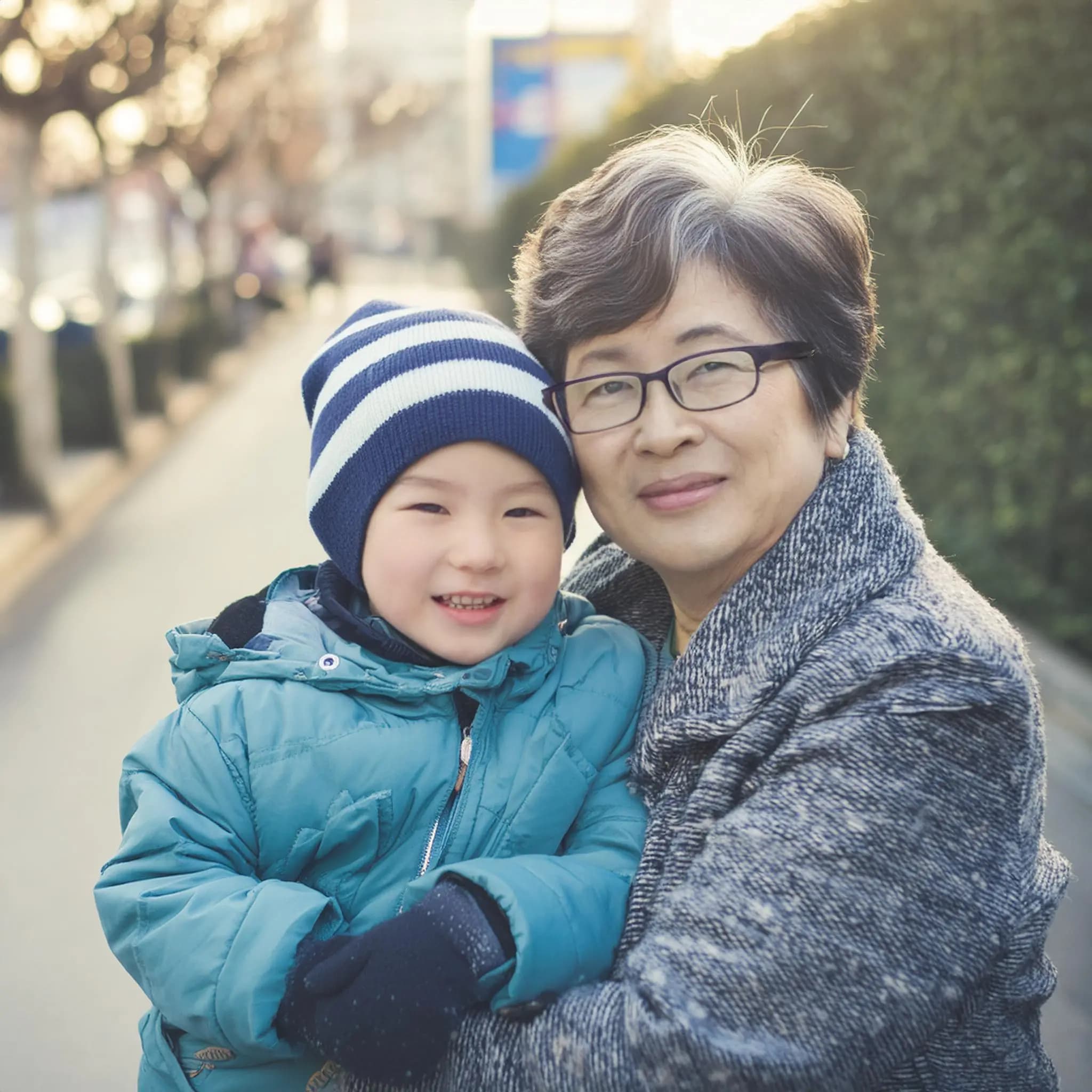 Foto de abuela y nieto en Año Nuevo generada con IA