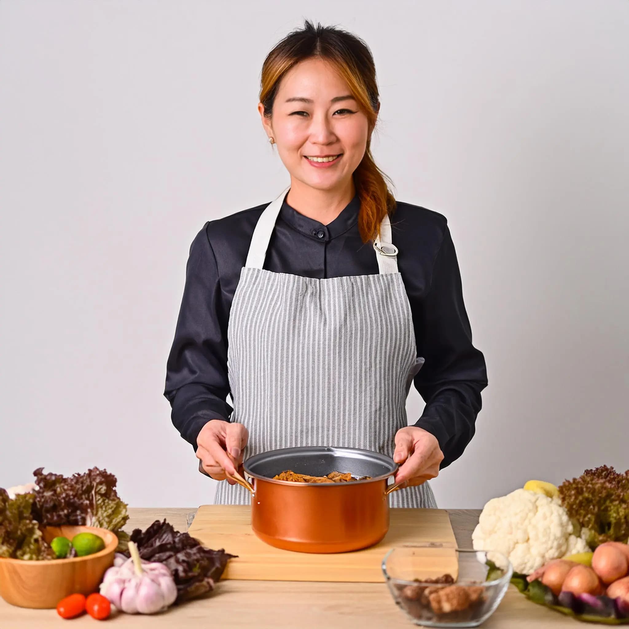 AI生成料理教室教师图像提示词示例:食材与温柔形象一键生成