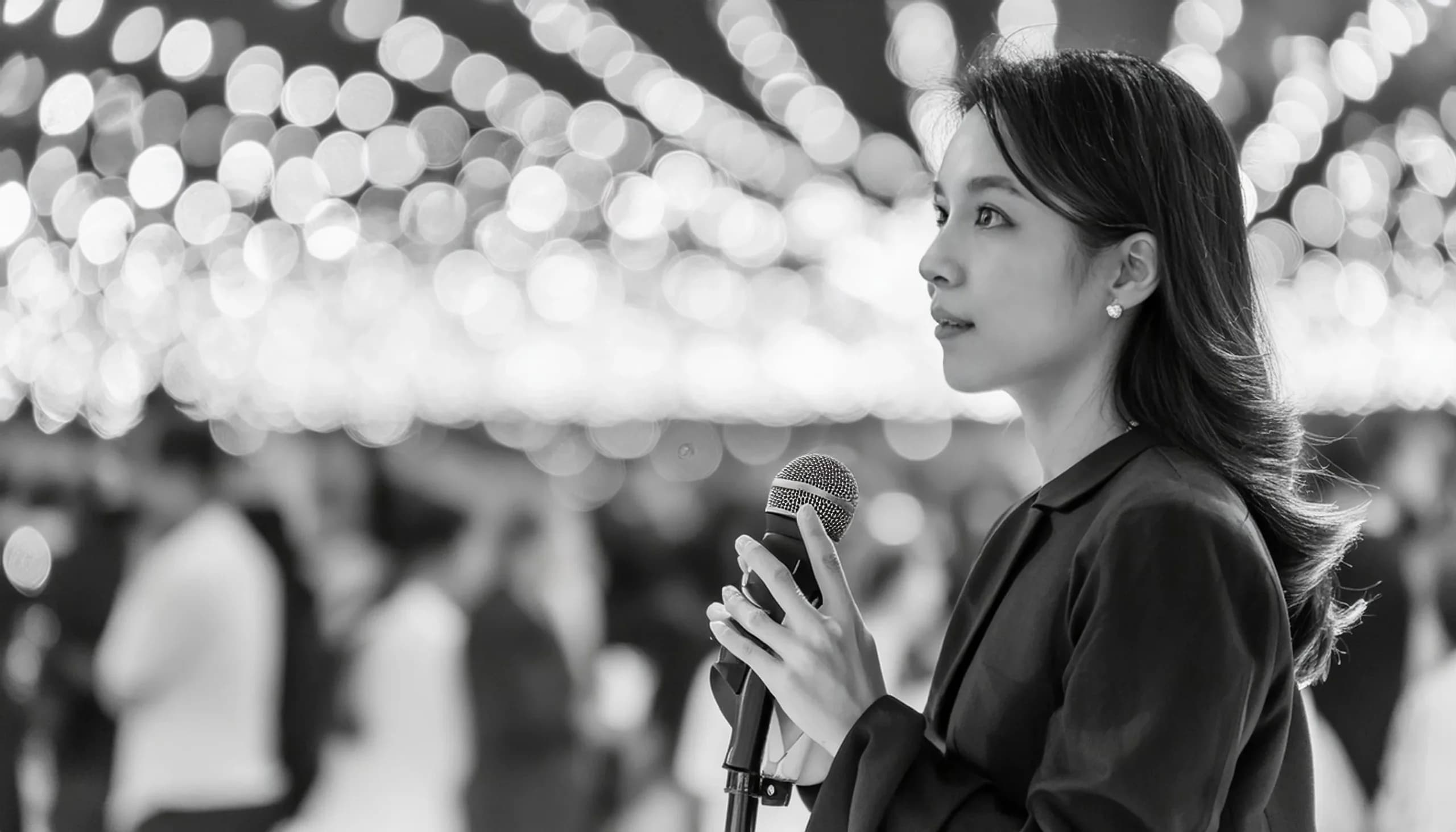 ステージの演出をする女性演出家