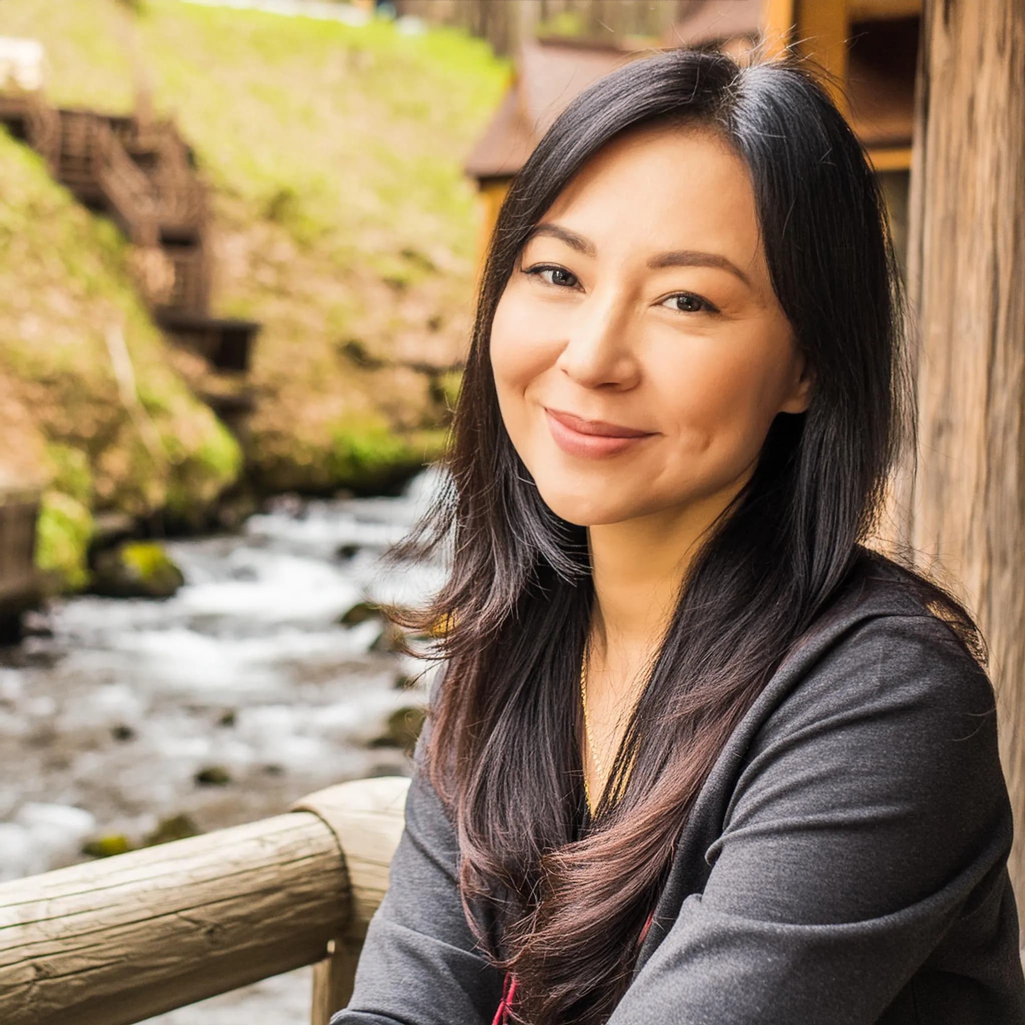 木造の家のテラス席に座る日本人の女性