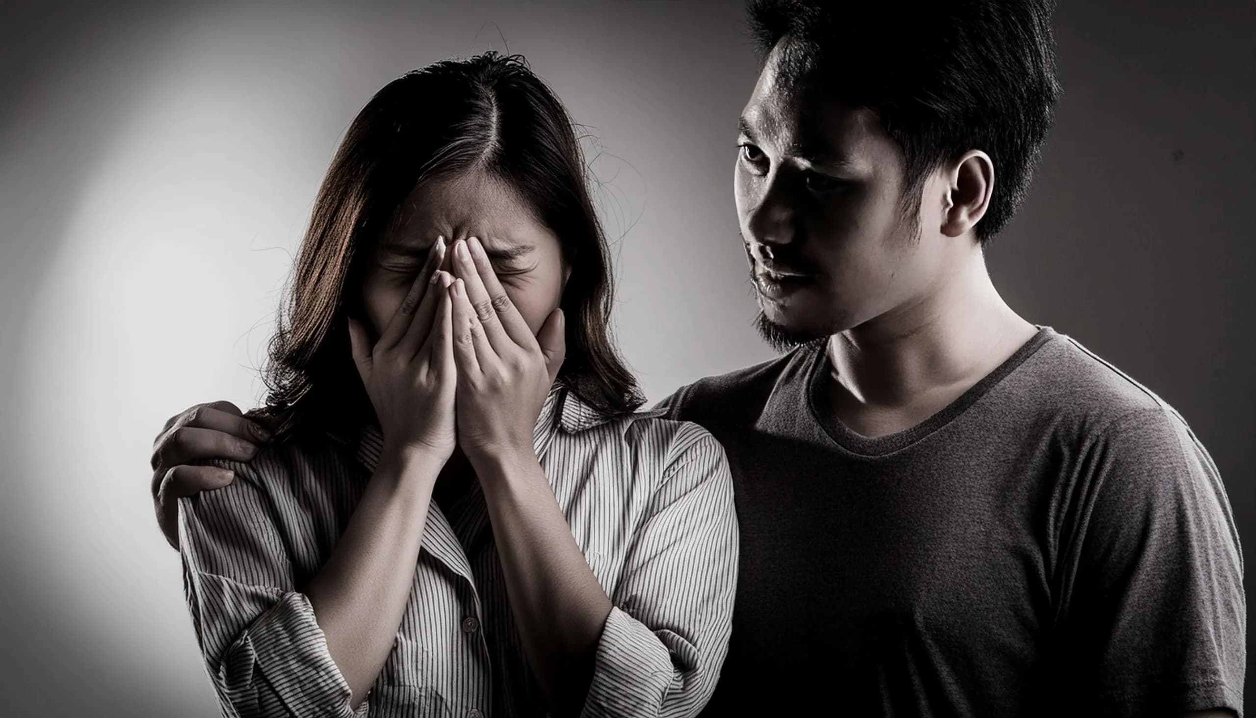 泣いている女性と怒る男性