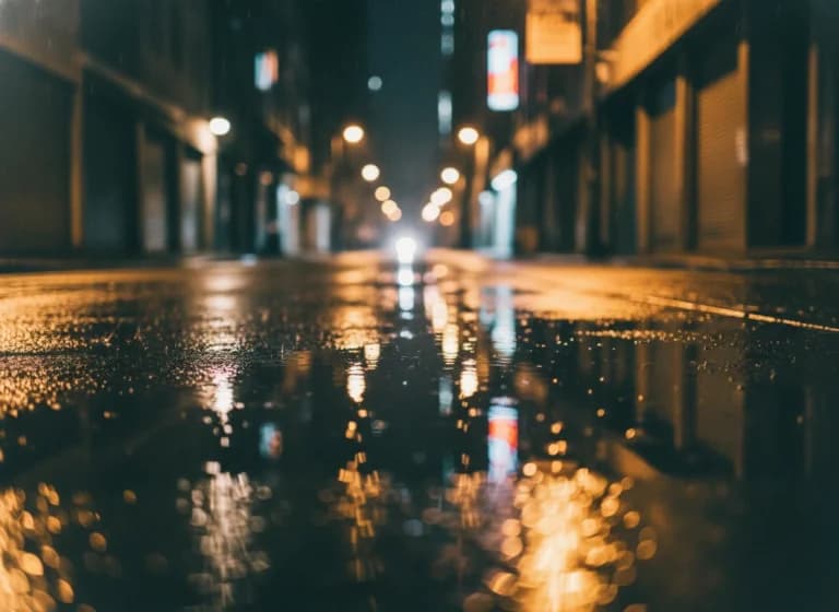 雨上がりの水たまり反射|夜景シネマ風プロンプト作例